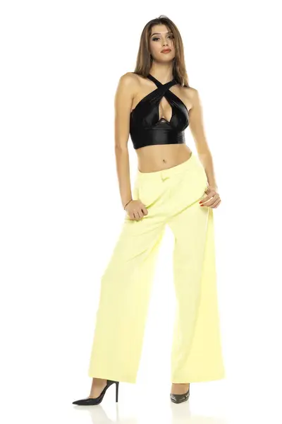 Modelka Pozowanie Czarnej Bluzce Żółte Luźne Spodnie Buty Wysokim Obcasie — Zdjęcie stockowe