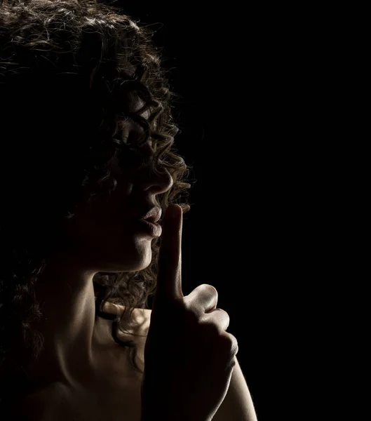 Silhouet Van Onbekende Vrouw Met Het Gezicht Schaduw Met Vinger — Stockfoto