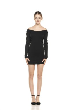 Yaz Şıklığı: Beyaz Stüdyo Arkaplanında Kısa Elbise ve Sandalet Giyen Genç Bir Kadının Uzun Portresi