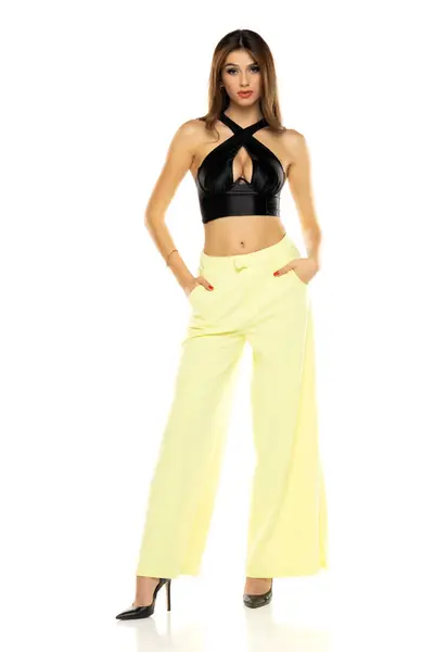 Мода Модель Позирует Черной Блузке Желтые Свободные Брюки Туфли Высоком — стоковое фото