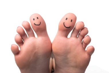 Üzerinde bir gülümseme olan kadın ayak parmaklarının yakın çekimi.