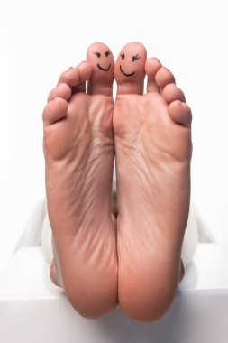 Üzerinde bir gülümseme olan kadın ayak parmaklarının yakın çekimi.