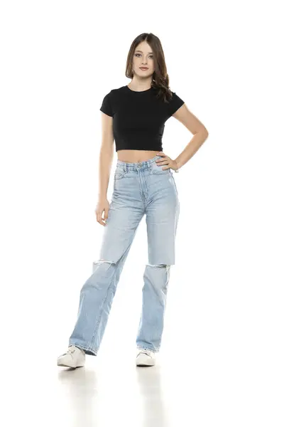 Yırtık Kot Pantolon Siyah Gömlek Giyen Genç Bir Model Beyaz — Stok fotoğraf
