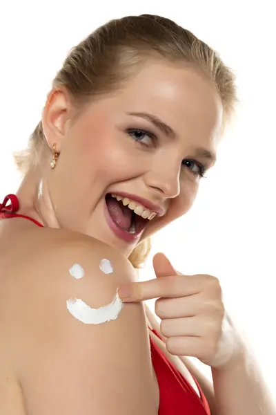 Piękna Uśmiechnięta Blondynka Czerwonym Staniku Kosmetycznym Produktem Kształcie Uśmiechu Ramieniu Obrazy Stockowe bez tantiem