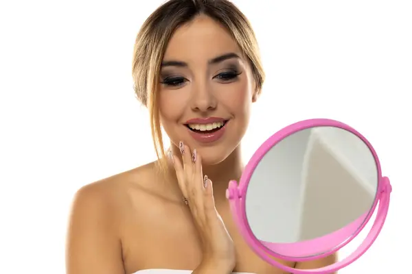 거울에서 신선한 피부와 여성의 초상화 신선한 자연적인 메이크업 매력적인 소녀의 로열티 프리 스톡 이미지