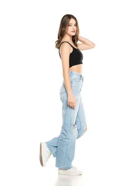 Jovem Modelo Feminina Vestindo Jeans Rasgados Camisa Preta Sem Mangas Fotos De Bancos De Imagens Sem Royalties