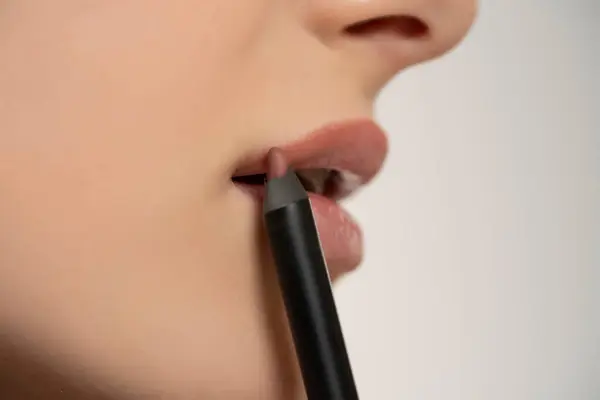 Lábios Bela Jovem Mulher Aplicando Maquiagem Close Fotos De Bancos De Imagens