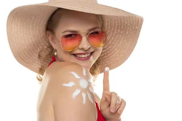 Schöne Lächelnde Blonde Frau Rotem Mit Kosmetikprodukt Lächeln Form Auf lizenzfreie Stockfotos