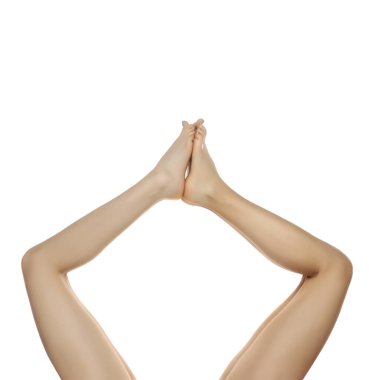 İki çift güzel, bakımlı bir kadının bacakları, izole edilmiş beyaz bir stüdyo arka planında, ayak derisi bakımı kavramı.