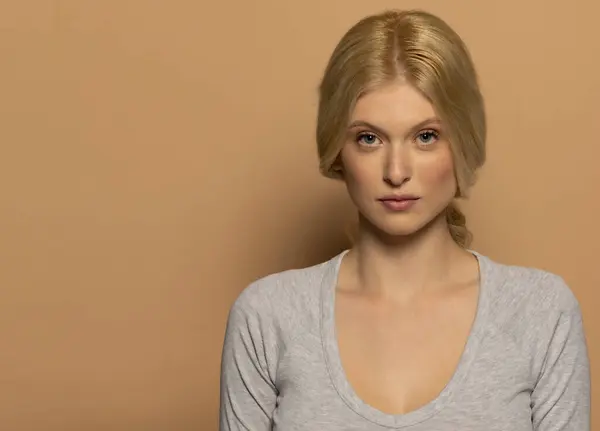 Piękno Portret Mody Młody Model Długimi Związanymi Blond Włosy Beżowym — Zdjęcie stockowe