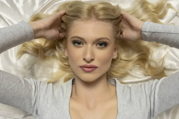 Krásný Portrét Mladé Modrooké Modelky Dlouhými Blond Vlasy Ležícími Bílém Royalty Free Stock Fotografie