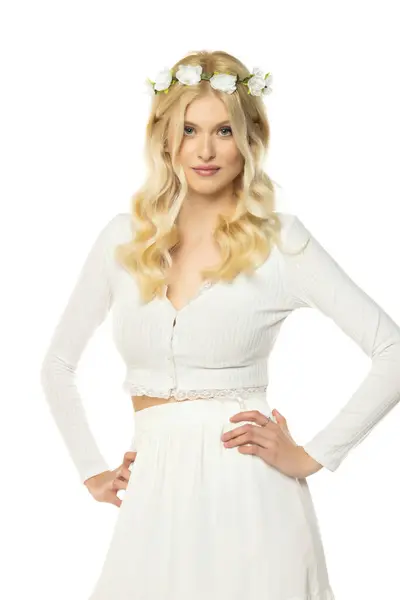 カラフルな花輪とブロンドの髪を持つ美しい春モデル少女 白いスタジオの背景にある白い服 ロイヤリティフリーのストック写真