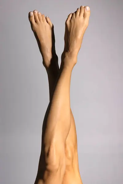 Голі Жіночі Ноги Вид Зверху Сірому Студійному Фоні Стокове Фото