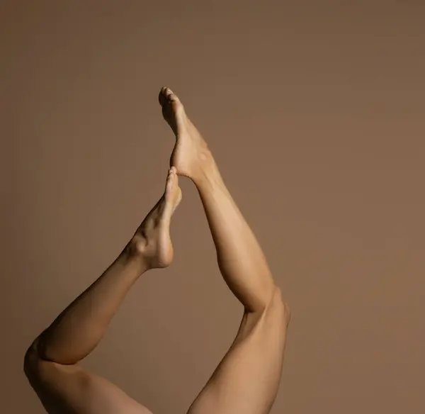 Bare Female Legs Top View Beige Studio Background — Stock Photo, Image