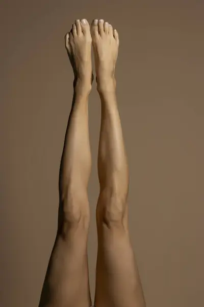 Bare Γυναικεία Πόδια Κορυφαία Άποψη Ένα Μπεζ Φόντο Στούντιο Φωτογραφία Αρχείου