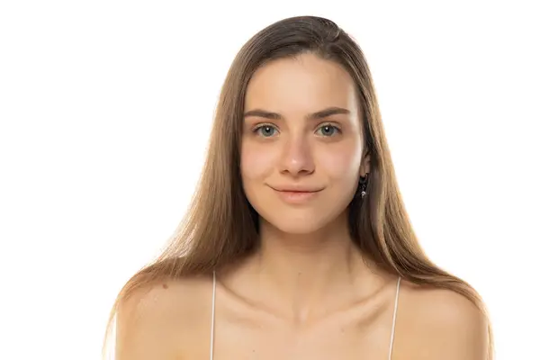 一个年轻 面带微笑 没有化妆的少女在白色工作室背景的画像 图库图片