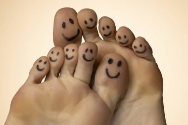 Bej renkli stüdyo arka planında kadın ayağı ve gülümseme çizilmiş.