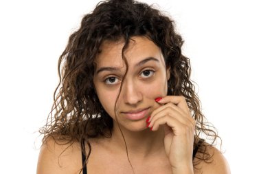 Siyah tüylü, şık genç bir kadının şüpheli ve kuşkulu bir ifadeyle erkek arkadaşının ona yalan söylediğinden şüphelenen portresi..