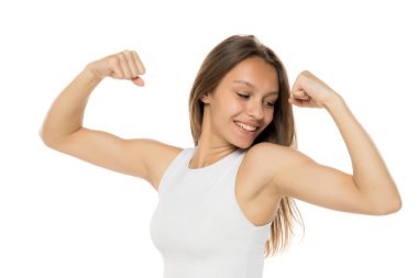 Spor ve kadınlar. Güçlü fitness atletinin yazı tipi görüntüsü, formda vücut, pazılar ve eller, gülümseyen tatmin olmuş, beyaz arka plan