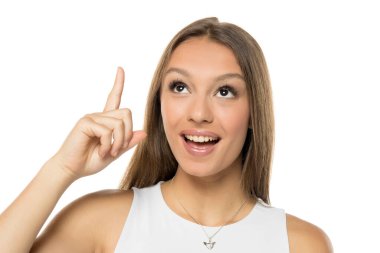 Genç kadın mutlu ve beyaz stüdyo geçmişinde izole edilmiş.