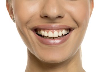 Kadının gülümsemesi, dudakların ve burnun yakın çekimi.