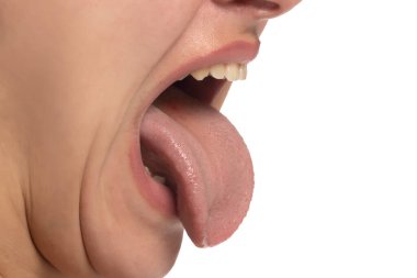 Dilini dışarı çıkaran kadın, ağzı açık, yakın çekim, yan görüş.