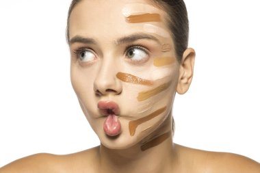 Yüzünde farklı bir sıvı fondöten tonuyla güzel, komik bir kadın..