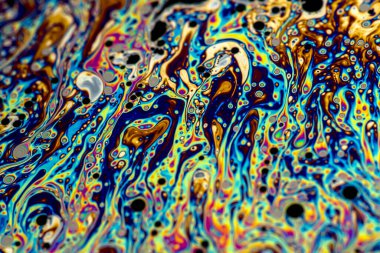 İnce sabun filmlerindeki dinamik etkileşim renklerinin soyut arkaplanı. Kabarcık gökkuşağı renkleri