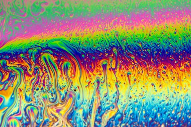 İnce sabun filmlerindeki dinamik etkileşim renklerinin soyut arkaplanı. Kabarcık gökkuşağı renkleri