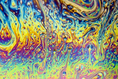 İnce sabun filmlerindeki dinamik etkileşim renklerinin soyut arkaplanı. Kabarcık gökkuşağı renkleri