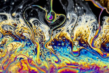 İnce sabun filmlerindeki dinamik etkileşim renklerinin soyut arkaplanı. Kabarcık gökkuşağı renkleri