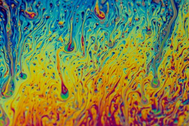 İnce sabun filmlerindeki dinamik etkileşim renklerinin soyut arkaplanı. Kabarcık gökkuşağı renkleri