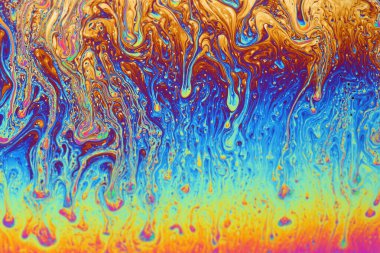 İnce sabun filmlerindeki dinamik etkileşim renklerinin soyut arkaplanı. Kabarcık gökkuşağı renkleri