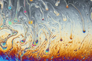 İnce sabun filmlerindeki dinamik etkileşim renklerinin soyut arkaplanı. Kabarcık gökkuşağı renkleri