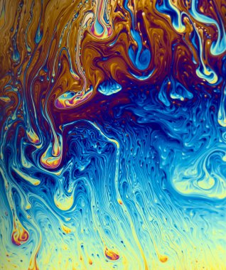 İnce sabun filmlerindeki dinamik etkileşim renklerinin soyut arkaplanı. Kabarcık gökkuşağı renkleri