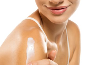 Beyaz kremli parlak omuz, görünür gülümseme, gösterişli cilt bakımı ve rutin vücut bakımı..