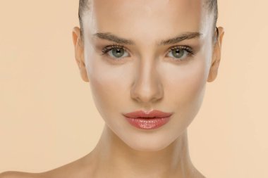 Profesyonel makyaj uygulaması çeşitli doku ve renk tonlarında temel tekniklerini gösterir.