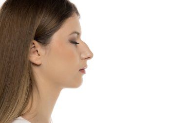 Kambur burunlu ve gözleri kapalı genç bir kadının zarif yan görünüşlü portresi