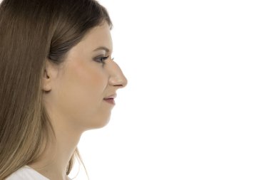 Kambur burunlu, uzun saçlı, temiz, beyaz bir arka planda yüz hatlarını vurgulayan, zarafet ve sükunet taşıyan genç bir kadının sakin profili..