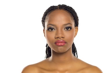 Makyajlı zenci bir kadının portresi somurtkan bir yüz ifadesi, beyaz arka planda stüdyo çekimi.