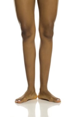 Beyaz zeminde duran kadın siyah bacakları ve ayakları yakın plan, beyaz arkaplanda stüdyo çekimi