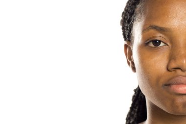 Stüdyo çekimlerinde siyah kadınlar çıplak ayakla beyaz arka planda poz verirler..