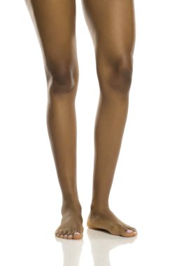 Beyaz zeminde duran kadın siyah bacakları ve ayakları yakın plan, beyaz arkaplanda stüdyo çekimi