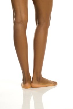 Çıplak siyah kadın bacakları, doğal cilt, beyaz arka planda stüdyo çekimi.