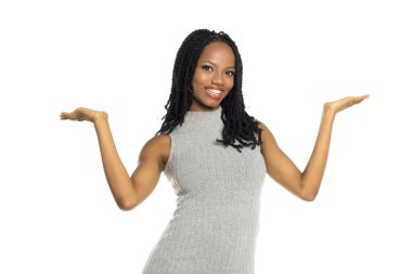 Gri elbiseli, gülümseyen siyah kadın el ele tutuşuyordu. Sanki dengeleyici ürünler gibi. Stüdyo beyaz arka planda çekilmişti.