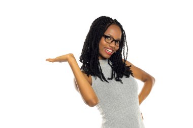 Stüdyo, elinde gözlüklerle bir ürünü tanıtır ya da tanıtırmış gibi el kol hareketi yapan gülümseyen siyahi bir kadının beyaz arkaplanını çekiyor..