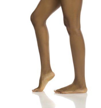 Hareket halindeki siyah bir kadının çıplak bacakları, kaldırılmış ayakla yan görüş, beyaz arka planda stüdyo çekimi.