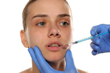 Beyaz arka planda izole edilmiş sorunlu cilde estetik dudak enjeksiyonu..