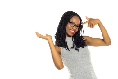 Yüzüne gözlük doğrultulmuş gülümseyen siyahi bir kadının beyaz arkaplan çekimleri ve bir fikir ya da konsepti destekliyor gibi eliyle hareket etmesi..