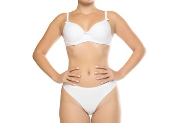 Beyaz iç çamaşırlı bir kadının stüdyo fotoğrafı, ön manzara, beyaz arka planda stüdyo ışıkları..